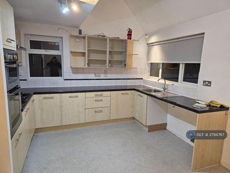 4 bedroom semi-detached house to rent - Photo 5