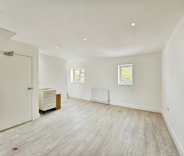 Elizabethan Close, Stanwell, Staines-upon-Thames, Surrey, TW19 7QL - Photo 5