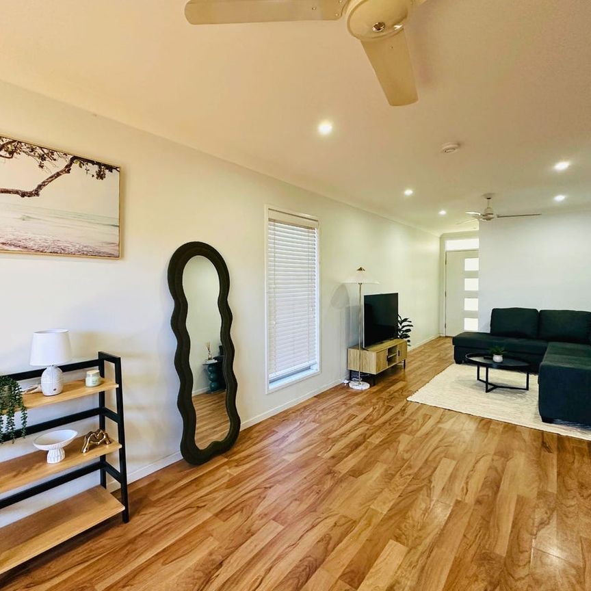 MODERN 3 BED, 2 BATH TOWNHOUSE FOR RENT - FURNISHED & UNFURNISHED AVAILABLE! - Photo 1