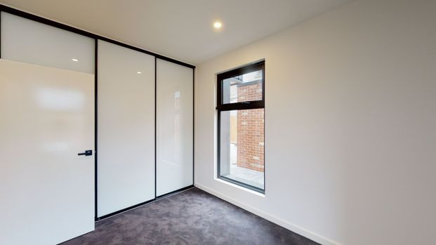 Stylish Townhouse with City Views - Photo 1