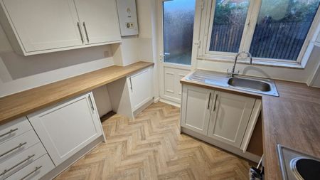 3 bed Semi-Detached - To Let - Photo 5