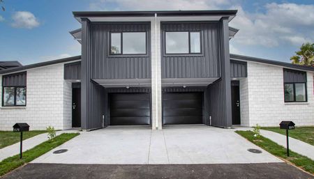 Double storey townhouse in established suburb! - Photo 2