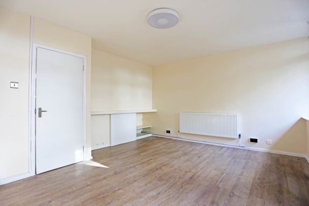 Price £2,300 pcm - Available Now - Unfurnished - Photo 1