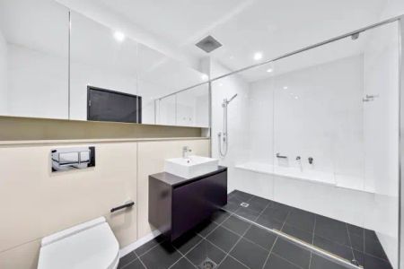 C408/12 Nuvolari Place,Wentworth Point,New South Wales 2127, Sydney - Photo 4