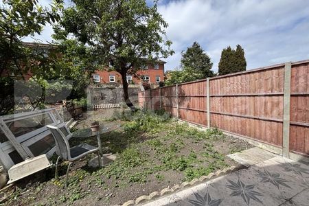 Period house with two bathrooms & patio garden - Photo 5