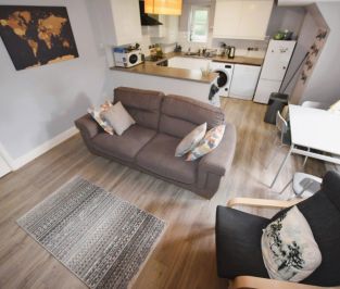 2 bedroom Flat in Flat 8, Leeds - Photo 2