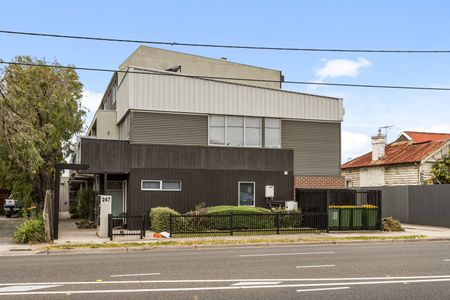 Live the Yarraville Lifestyle: Modern Townhouse in Central Location - Photo 5