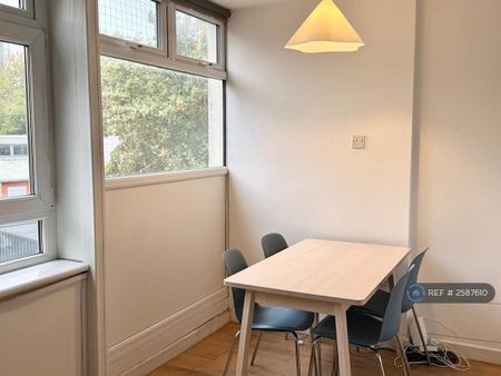 4 bedroom flat to rent - Photo 2