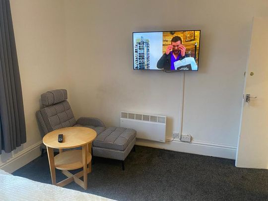 1 bedroom in a flat share to rent - Photo 1