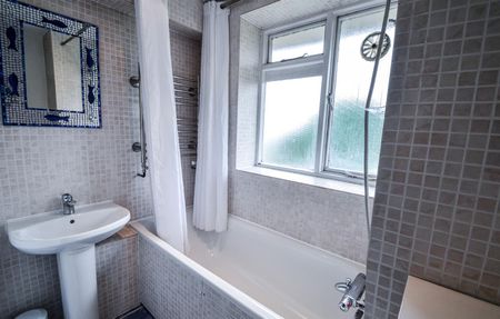 2 bedroom flat - Photo 3