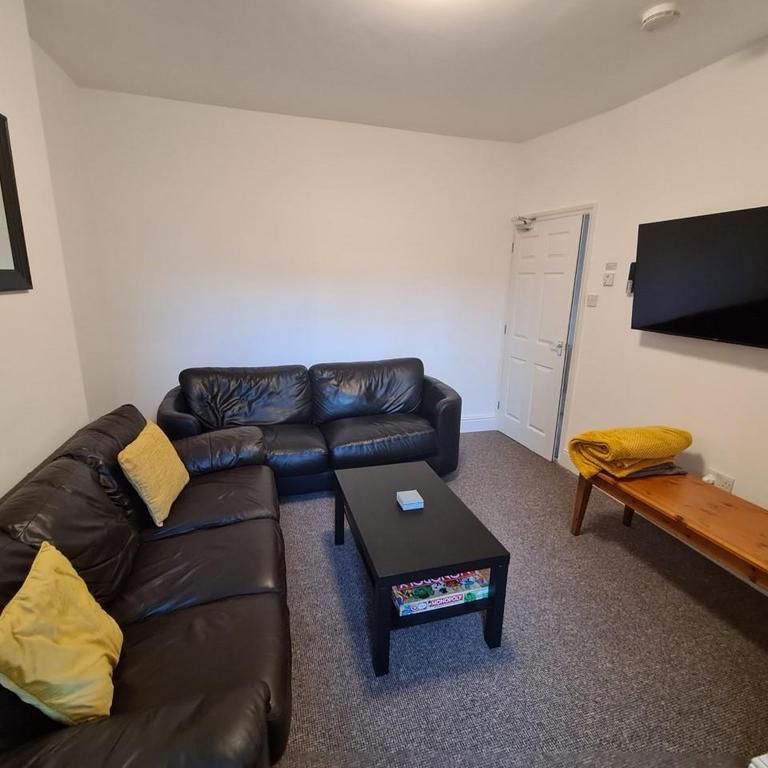 4 bedroom private hall to rent - Photo 1