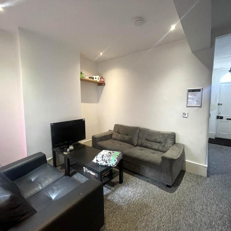4 bedroom terraced house to rent - Photo 1