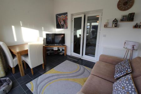 2 bedroom end of terrace house to rent - Photo 4
