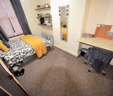 4 bedroom House in Cardigan Lane, Leeds - Photo 3