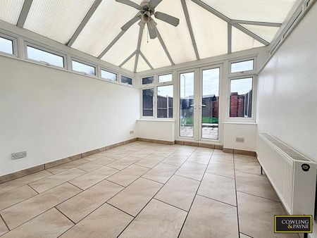 CHEYNE COURT, WICKFORD - Photo 2