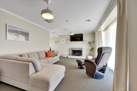 Spacious Family Living in a Quiet West Wodonga Court - Photo 3