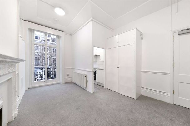 A studio apartment with a private balcony, own kitchen and shared bathroom facilities. - Photo 1