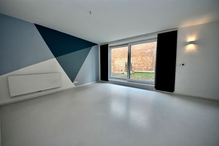 Appartement met 2 slaapkamers, terras en staanplaats. - Photo 2