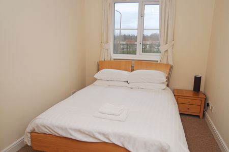 Pullman Court, Central Maidenbower, Crawley - Photo 2