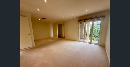 Spacious single-level townhouse in a prime lifestyle location - Photo 5