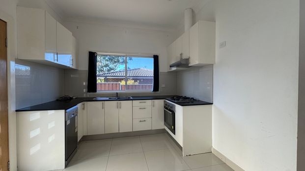 WELL PROPORTIONED 3 BEDDA! - Photo 1