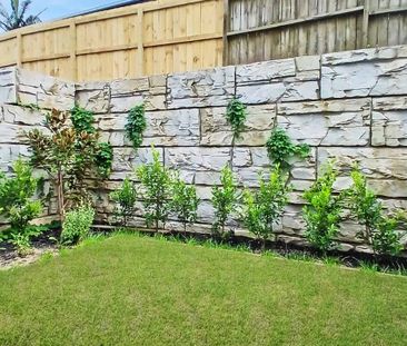 Unbelievable Bargain - 4 bdrms/2 bthrms/3 toilets - Photo 1