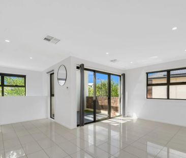 Perfectly Positioned in St Clair – Spacious, Modern & Convenient - Photo 4