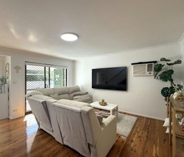 SPACIOUS FOUR BEDROOM TOWNHOUSE - Photo 1