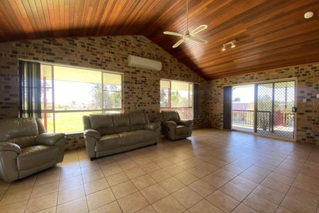 Large Family Home - Ample Shedding! - Photo 5