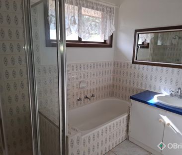 EASY WALK TO TRAIN STATION AND TOWN CENTRE. - Photo 4