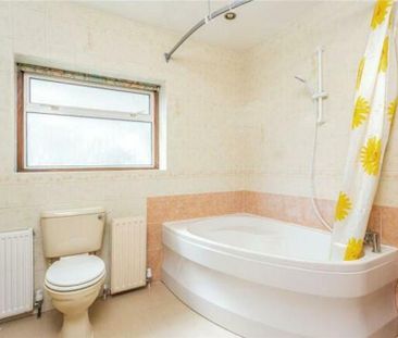 4 bedroom detached house to rent - Photo 3