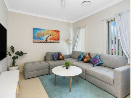 Stunning Home 4 Bedroom Home - Photo 3