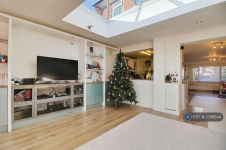 3 bedroom semi-detached house to rent - Photo 5