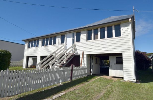 NEAT AND WELL PRESENTED 3 BEDROOM QUEENSLANDER - Photo 1
