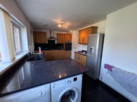 4 bedroom semi-detached house to rent - Photo 4