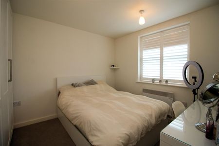 Rosemount Avenue, West Byfleet, Surrey, KT14 6LB - Photo 2