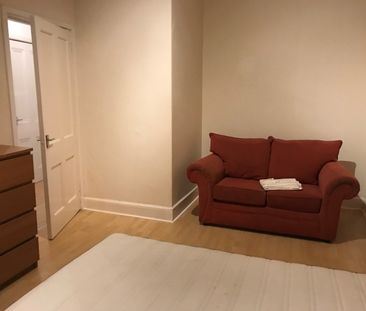 1 Bed Flat, Lower Granton Road, EH5 - Photo 2