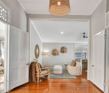 MODERN 3 BEDROOM HOME + CENTRAL LOCATION + CLASSIC CHARACTER! - Photo 6