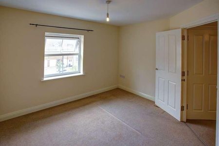 Bache House, Swindon, Wiltshire, SN25 - Photo 4