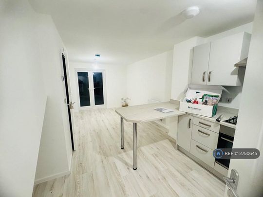 2 bedroom end of terrace house to rent - Photo 1