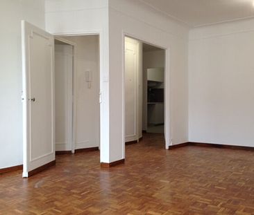 Appartement 3 pièces 58m2 MARSEILLE 1ER 774 euros - Photo 2