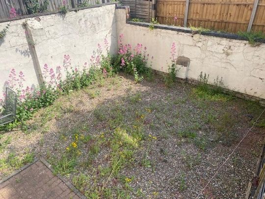 4 bedroom end of terrace house to rent - Photo 1