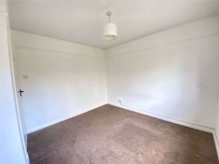 A well presented family home providing ample accommodation throughout - Photo 2