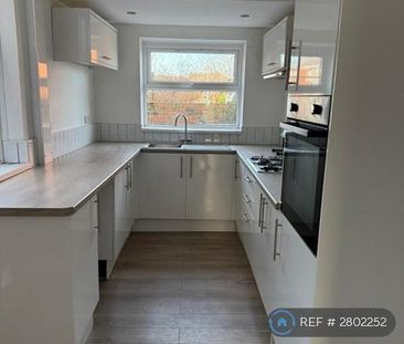 3 bedroom semi-detached house to rent - Photo 2