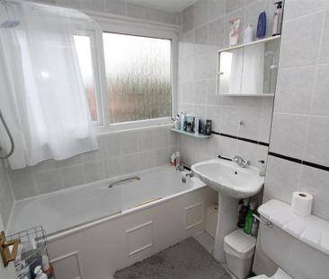 3 bedroom link detached house to rent - Photo 5