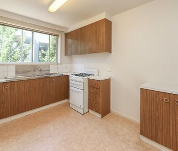 Spacious Two Bedroom Apartment In The Heart Of Kew - Photo 2