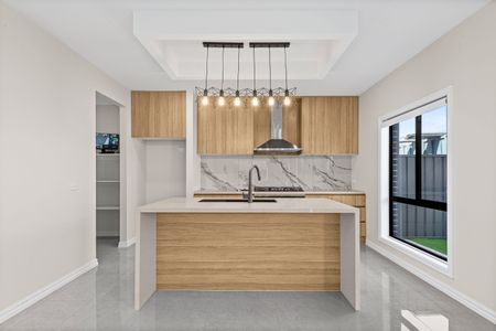 Like New Stunning Family Home! - Photo 2