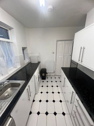 Room in a Shared Flat, Parchmore Way, CR7 - Photo 1