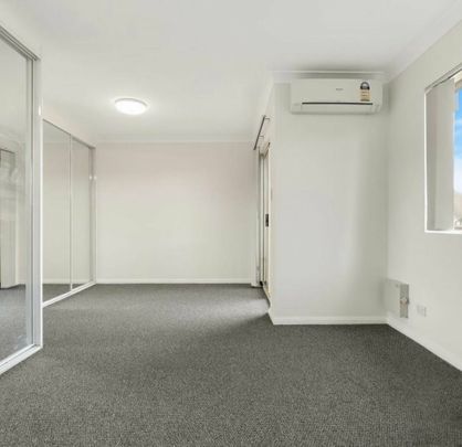 Spacious Two Storey Townhouse ! - Photo 1