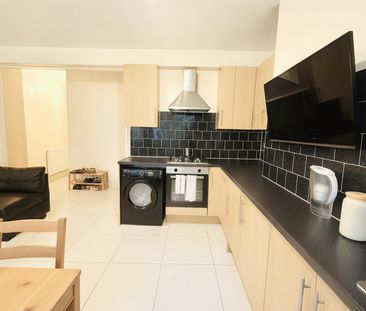 Room in a Shared Flat, Gated, SE16 - Photo 2